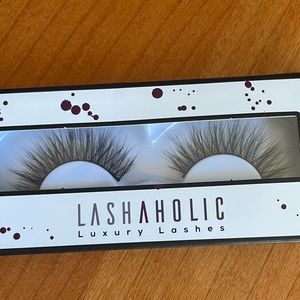 LASHAHOLIC Luxury Lashes Kiss Me